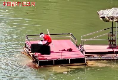 景区蹦极绳疑断开游客坠入水中,目击者称看到水里有血迹